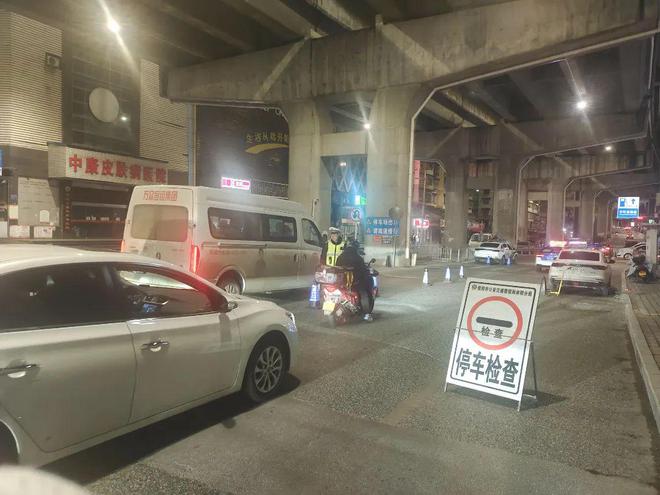 风雪无阻 守护归途——贵阳交警2025年春运交通管理工作圆满收官(图7) 风雪无阻 守护归途——贵阳交警2025年春运交通管理工作圆满收官(图7)