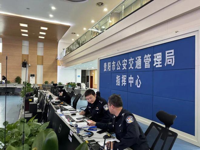 风雪无阻 守护归途——贵阳交警2025年春运交通管理工作圆满收官(图8) 风雪无阻 守护归途——贵阳交警2025年春运交通管理工作圆满收官(图8)
